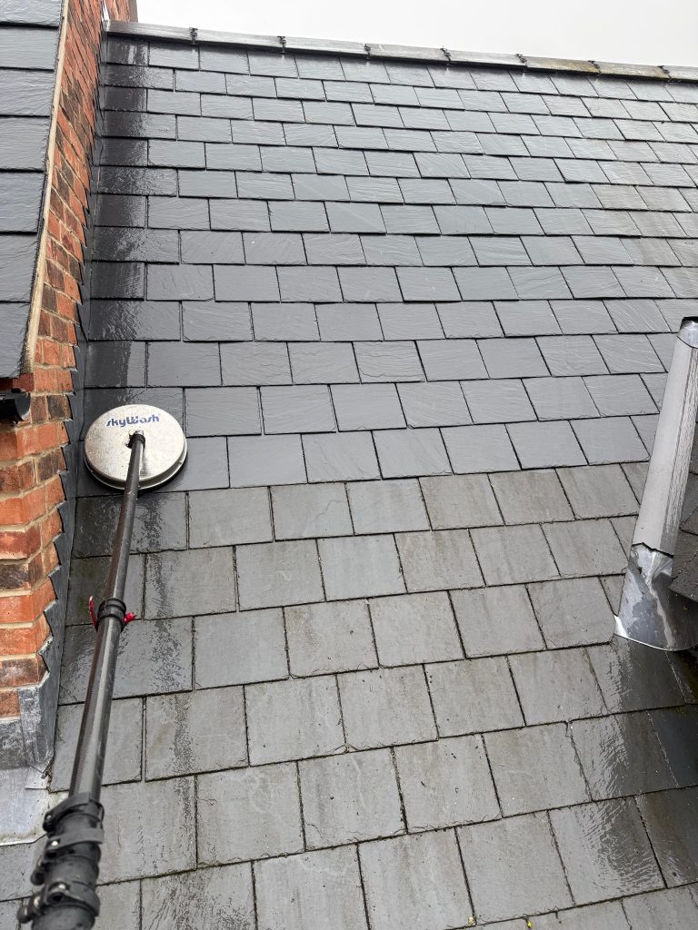 Low pressure cleaning head working across a slate roof
